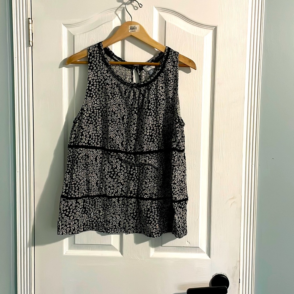 EUC tiered tank with keyhole and lace tier lines